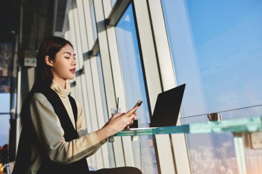  kadın yetenekli ofis çalışanı