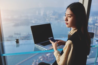 kadın gurur CEO'su ellerini hareket eden telefon içinde tutuyor