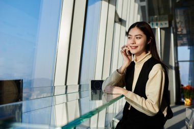 miling kadın Yöneticisi cep telefonla konuşuyor