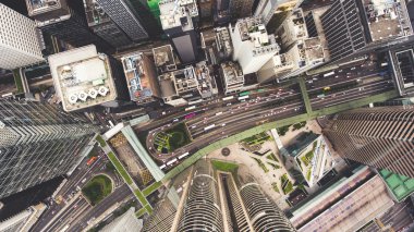 Çağdaş tasarıma sahip modern gökdelenler ile gelişmiş bir Hong Kong şehrin uçan drone en iyi hava fotoğrafı.