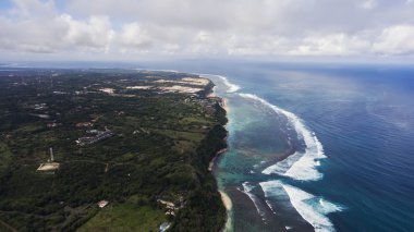 Sakin dalgalar ile denize yakın tatil otelleri ve villalar ile cennet plaj ve yerleşim alanı ile doğanın inanılmaz güzel manzara uçan drone hava fotoğrafı