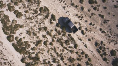 Tarım işletmesahibi Amerika'daki tarım arazilerini kontrol etmek için otomobile biniyor