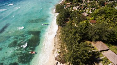 Üstten Görünüm havadan fotoğraf drone sahil lüks Kiralık Villa ile güzel bir manzara. Tropik ada Tayland açık beach hotel