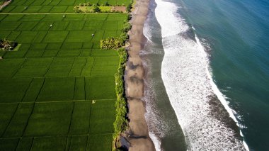 İnanılmaz bir deniz manzara mavi, sakin dalgalar Malezya ile drone uçan hava fotoğrafın Üstten Görünüm. 
