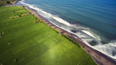 Güzel sahil görünümü siyah kum plaj ve sörf için iyi okyanus dalgaları ile drone uçan hava fotoğrafın Üstten Görünüm.