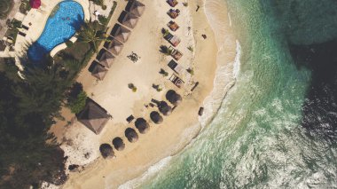 Üstten Görünüm havadan fotoğraf drone sahil lüks Kiralık Villa ile güzel bir manzara. Tropik ada Tayland açık beach hotel