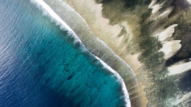 Drone ile dalış için güzel mercan dip kumlu plajı ile bir harika doğa manzara uçan hava fotoğrafın Üstten Görünüm. 