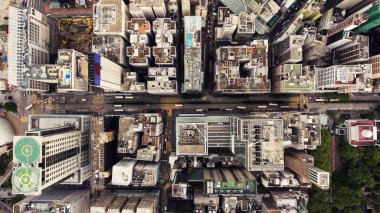 Üstten Görünüm havadan fotoğraf geliştirme binalar, ulaşım, enerji güç altyapı ile Hong Kong Global Şehrin dron uçan üzerinden.