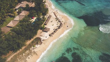 Üstten Görünüm hava fotoğraf--dan Asya bir adada lüks otel ve Kiralık Villa muhteşem manzara ile deniz kenarında güzel bir manzara drone uçan