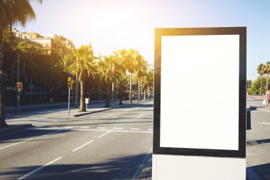 Boş billboard kopya alanı metin mesajı veya içerik ile açık havada reklam kadar sahte, genel bilgi yönetim kurulu şehir yolda, flare güneş ışığı