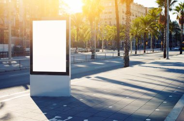 Boş billboard kopya alanı metin mesajı veya içerik ile açık havada reklam kadar sahte, genel bilgi yönetim kurulu şehir yolda, flare güneş ışığı