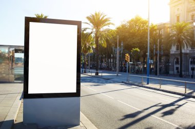 Boş billboard kopya alanı metin mesajı veya içerik ile açık havada reklam kadar sahte, genel bilgi yönetim kurulu şehir yolda, flare güneş ışığı. 