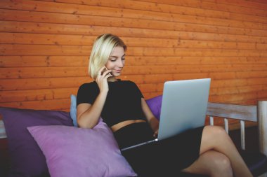 Genç kadın başarılı Yöneticisi olası mali şirket personeli cep telefonu üzerinden konuşuyor