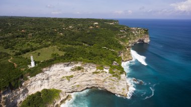 Hava dron fotoğraf rock güçlü okyanus dalgaları ile buluştuğu güzel sahil. Bali dili kıyı şeridi yükseklikten görüntülemek