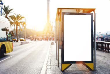  bir otobüs durağında kamu bilgi panosu açık havada, kentsel ortamda boş poster 