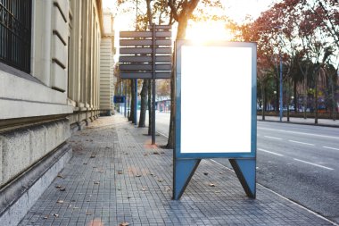 genel bilgi tahtada city road, flare güneş ışığı. Kentsel ayarı kenarda boş Lightbox 