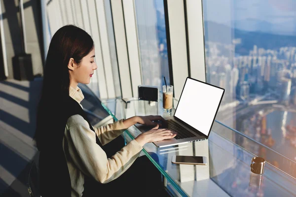 Joven asiático mujer trabajo en portátil ordenador con blanco pantalla — Foto de Stock