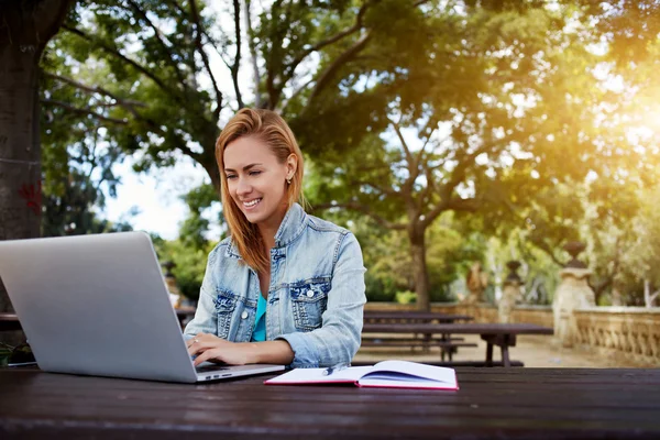 Estudante do sexo feminino trabalhando no computador portátil — Fotografia de Stock