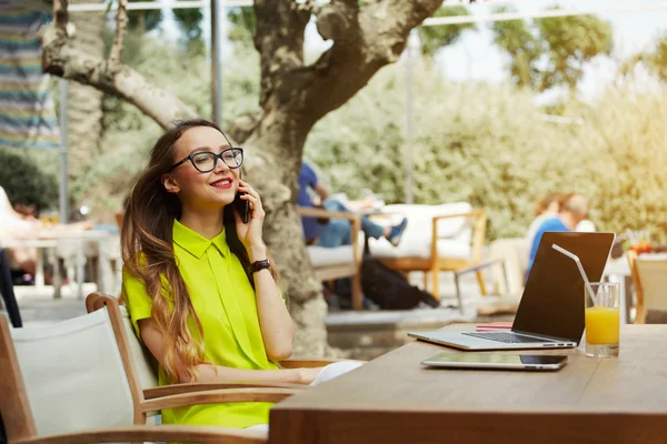Female freelancer is calling with mobile phone — Stock Photo, Image