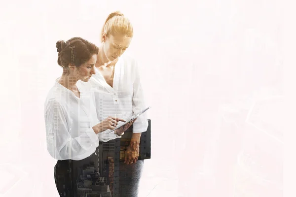 Two female professional bankers — Stock Photo, Image