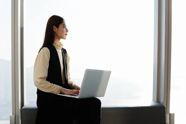 Estudiante sentada en un espacio de co-trabajo —  Fotos de Stock