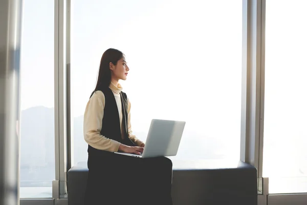 Estudiante sentada en un espacio de co-trabajo — Foto de Stock