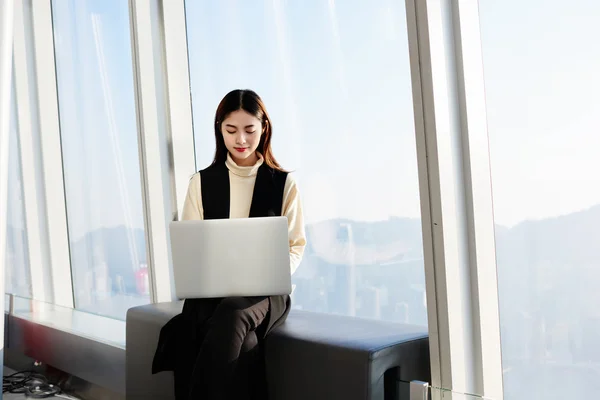 Mulher freelancer de sucesso está usando laptop — Fotografia de Stock