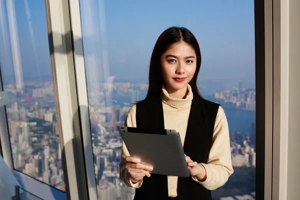 若いアジア女性マネージャーがデジタル タブレットを使用してください。 — ストック写真