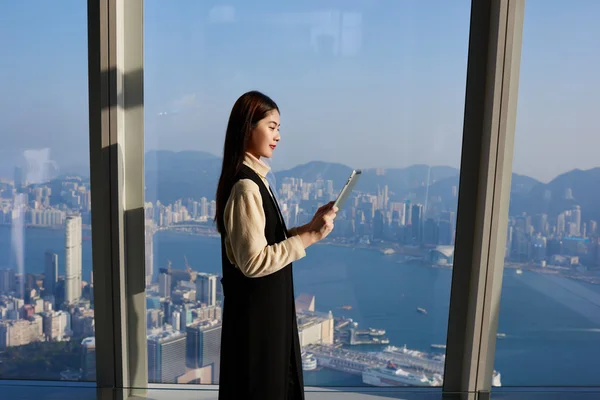 CEO feminino está assistindo notícias — Fotografia de Stock