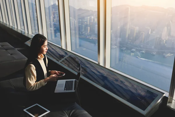 CEO femenino con teléfono móvil — Foto de Stock