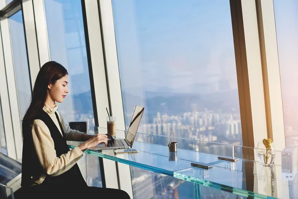 Mujer gerente está buscando información —  Fotos de Stock