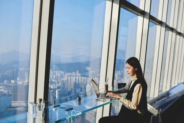 Vrouw werkt op laptop computer — Stockfoto