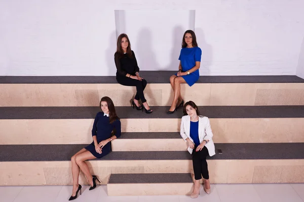 Négy gyönyörű nő öltözött elegáns ruhákat — Stock Fotó