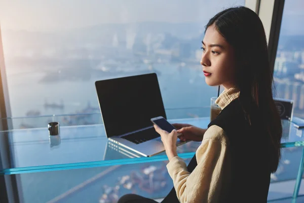 Mujer orgullosa CEO está sosteniendo en las manos teléfono móvil —  Fotos de Stock