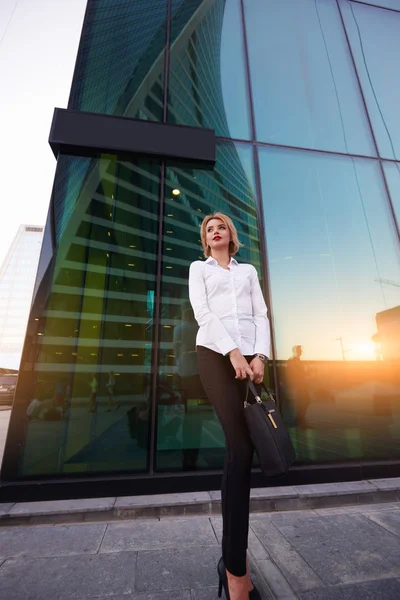 Female proud CEO is resting outdoors — Stock Photo, Image