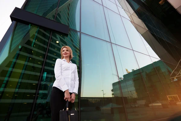 Kadın gurur CEO'su açık havada dinlenme — Stok fotoğraf