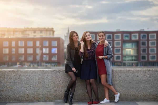 Three female best friends are posing, while are standing near river jetty during their walking tour in St. Petersburg city. — Stock Photo, Image
