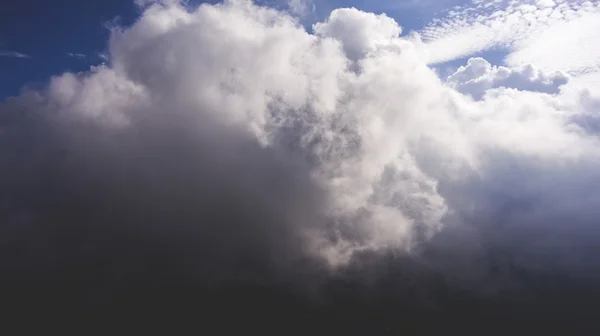 Luchtfoto van vliegende drone van een veel kleine pluizige wolken met zonnestralen — Stockfoto