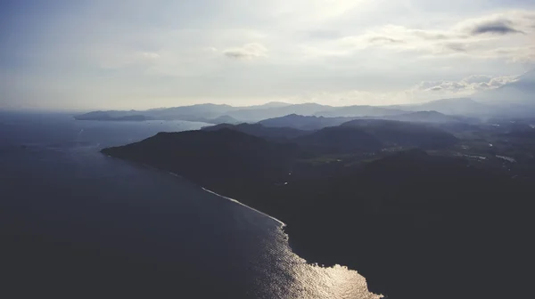 Foto aérea de dron volador de maravilloso paisaje de una isla asiática con plantas tropicales y mar con olas tranquilas — Foto de Stock