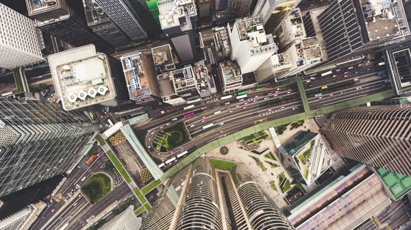 Bovenaanzicht luchtfoto van vliegende drone van een ontwikkelde Hong Kong stad met moderne wolkenkrabbers met eigentijds design. — Stockfoto