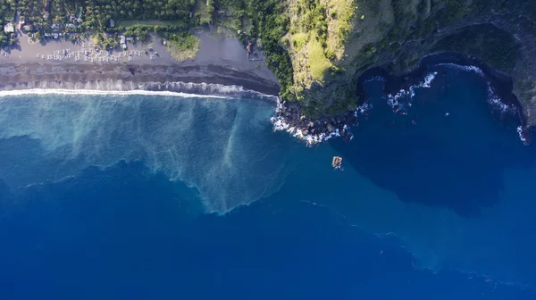 Foto aérea vista superior de dron de un paisaje natural increíblemente hermoso con playa paradisíaca y agua de mar con espacio de copia para mensaje de texto publicitario o contenido promocional . —  Fotos de Stock