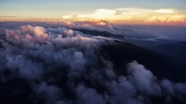 Vista do avião de uma bela paisagem do céu com o nascer do sol. Fundo ao ar livre perfeito para o site — Fotografia de Stock