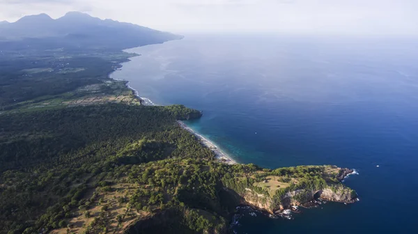 Foto aérea de drone voador de uma paisagem natural incrível com ilha verde com árvores tropicais — Fotografia de Stock