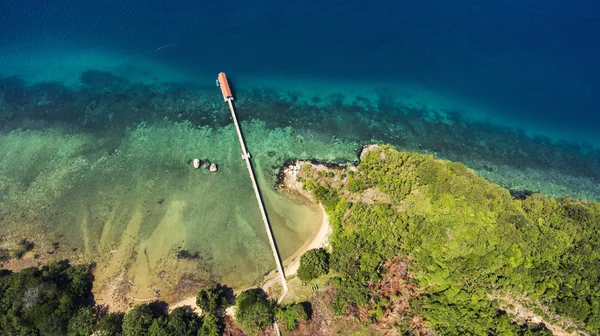 Vista superior de la foto aérea de avión no tripulado volador de un maravilloso paisaje natural en la isla verde . — Foto de Stock