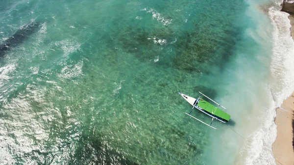 Felülnézet Légifotó a drone, a hosszú farkú csónak készül a snorkeling nap Thaiföldön. — Stock Fotó