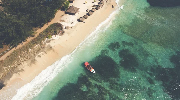 Luchtfoto van het bovenaanzicht van vliegen gedreun van een prachtige natuur landschap met zandstrand met prachtig koraal broekje om te snorkelen. — Stockfoto