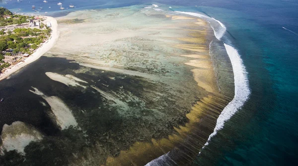 Luftbild von oben von einer fliegenden Drohne mit einer wunderschönen Aussicht auf eine asiatische Insel mit Luxushotels und Mietvillen in Meeresnähe mit atemberaubender Landschaft — Stockfoto