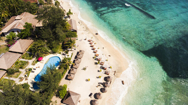 Вид сверху аэрофотоснимок летающего беспилотника удивительно красивого моря с бирюзовой водой и спокойными волнами
