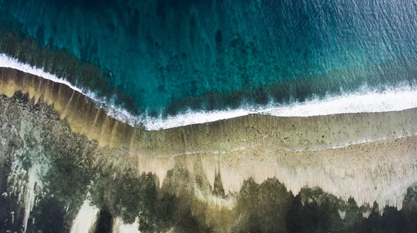 Вид сверху аэрофотоснимок летающего беспилотника удивительно красивого моря с бирюзовой водой и спокойными волнами . — стоковое фото