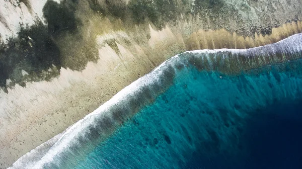 Foto aérea vista superior de dron volador de un maravilloso paisaje natural del Océano Índico con fondo de coral lugar perfecto para bucear con máscaras . —  Fotos de Stock